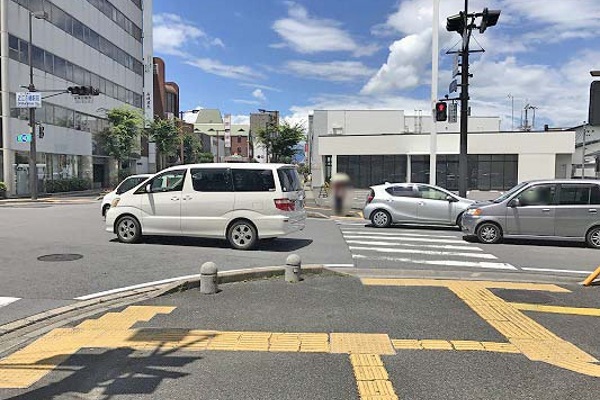 横断歩道を渡ります。