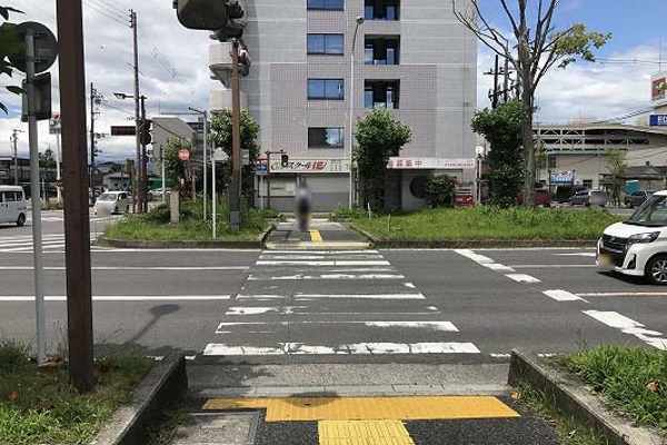 横断歩道を渡ります。