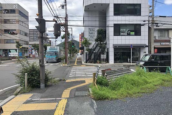 横断歩道を渡り右に進みます。