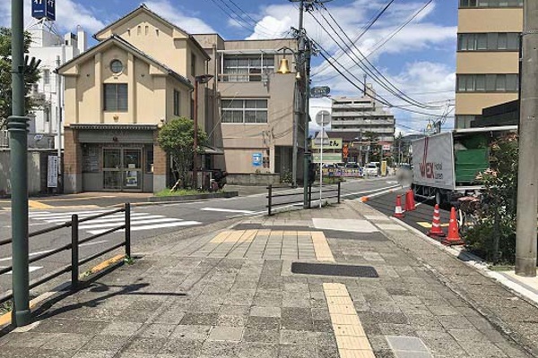 斜め左の横断歩道に進みます。