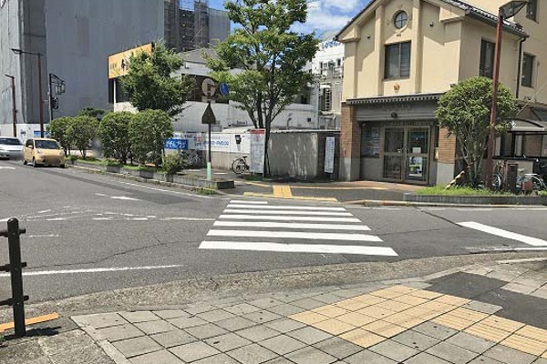 横断歩道を渡ります。