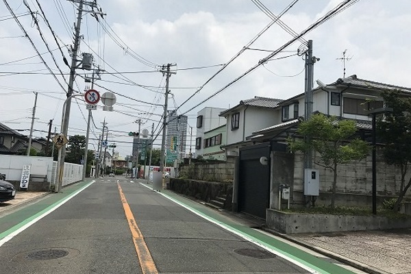 そのまま直進すると右側にＦＵＫＵＹＡの看板が見えてきます。