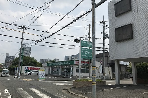 右側にお店が見えてきます。目の前に駐車場があります。