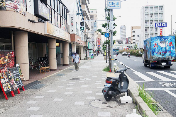 進行方向左側(北側・山側)に店舗がございます。緑色の看板、旗が目印です！