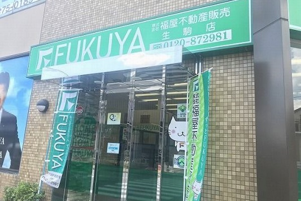 谷田町交差点の右手当社