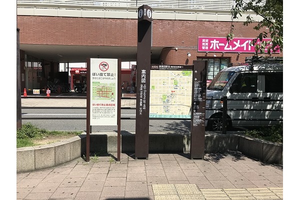 案内図が見えたら左に進み主要道路沿いに出ます。主要道路を右（山側）に進みます。