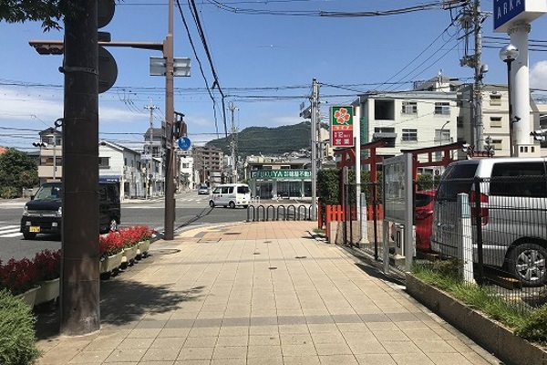 コメダ珈琲、ライフ通過しますと横断歩道があり緑看板が弊社となります。ご来店、誠に有りがとうございます。